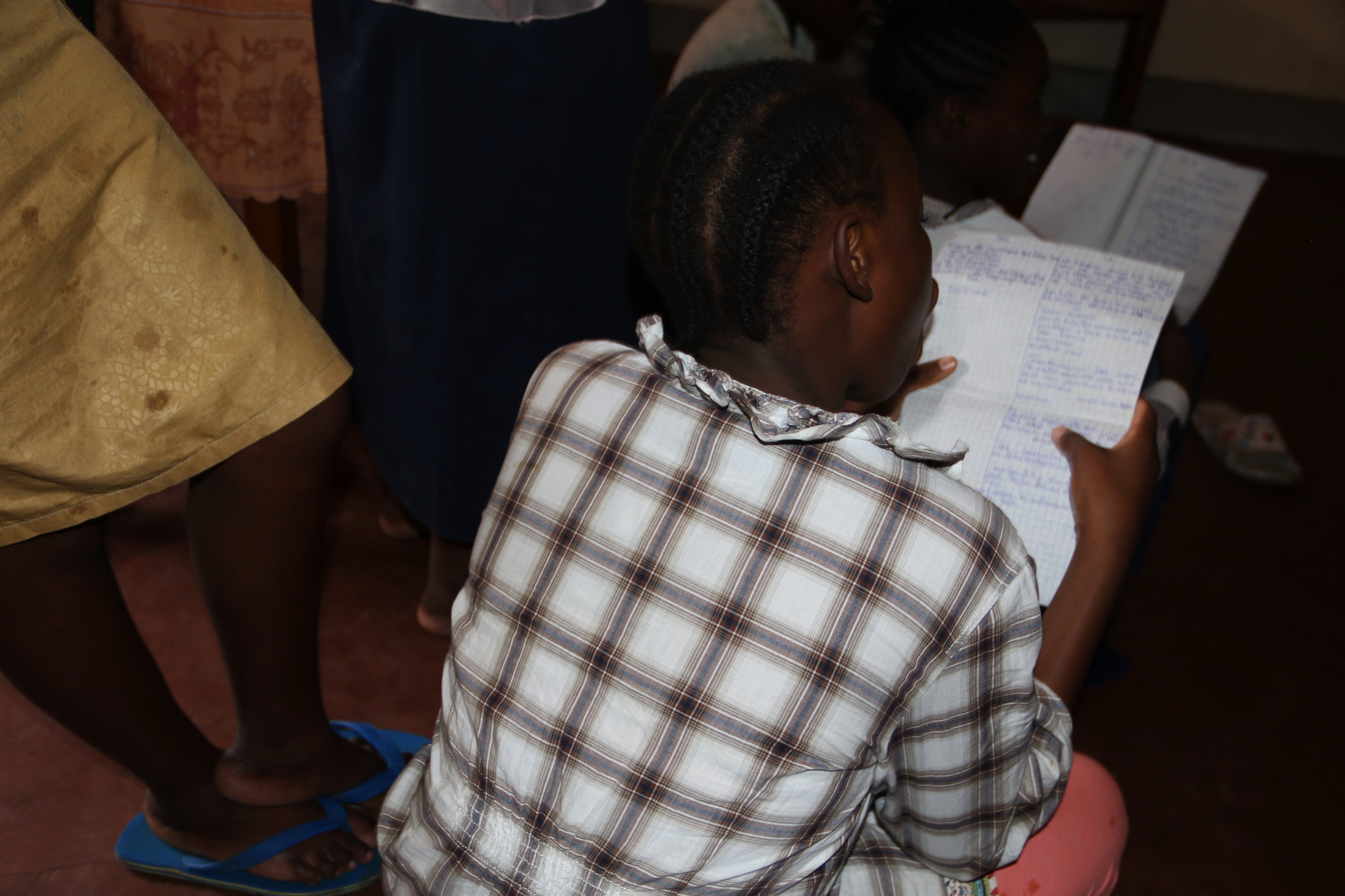 Accompagnement de jeunes filles mineures sorties des maisons closes en périphérie de la ville d-3